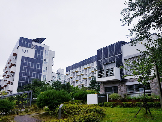 탄소중립 구현을 위한 제로에너지 건축 관련 기술에 대한 특허출원이 활발하다. 사진은 서울시 노원 에너지제로주택 모습  <출처=노원 EZ센터 홈페이지>